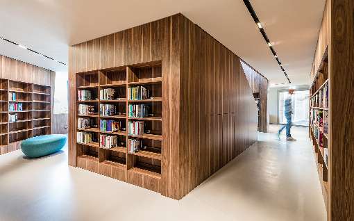 Bild 3: Furnier und Bcher harmonieren perfekt. Foto: MAB Mbel AG/720 Architekten
